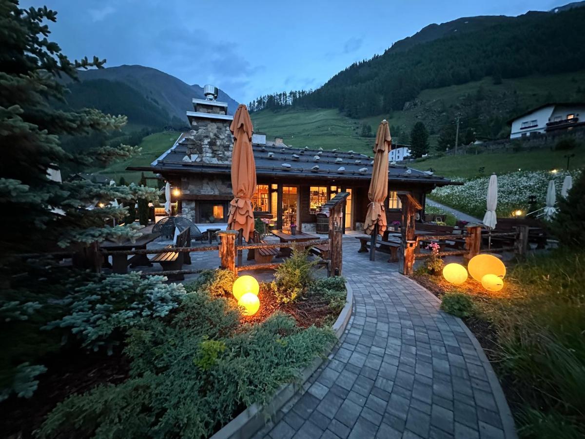 Hotel & Chalets Edelweiss Madonna  Екстер'єр фото